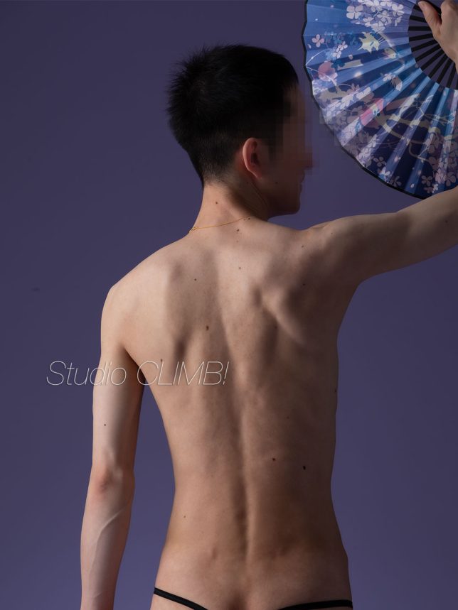 男性ヌード鍛えた背中