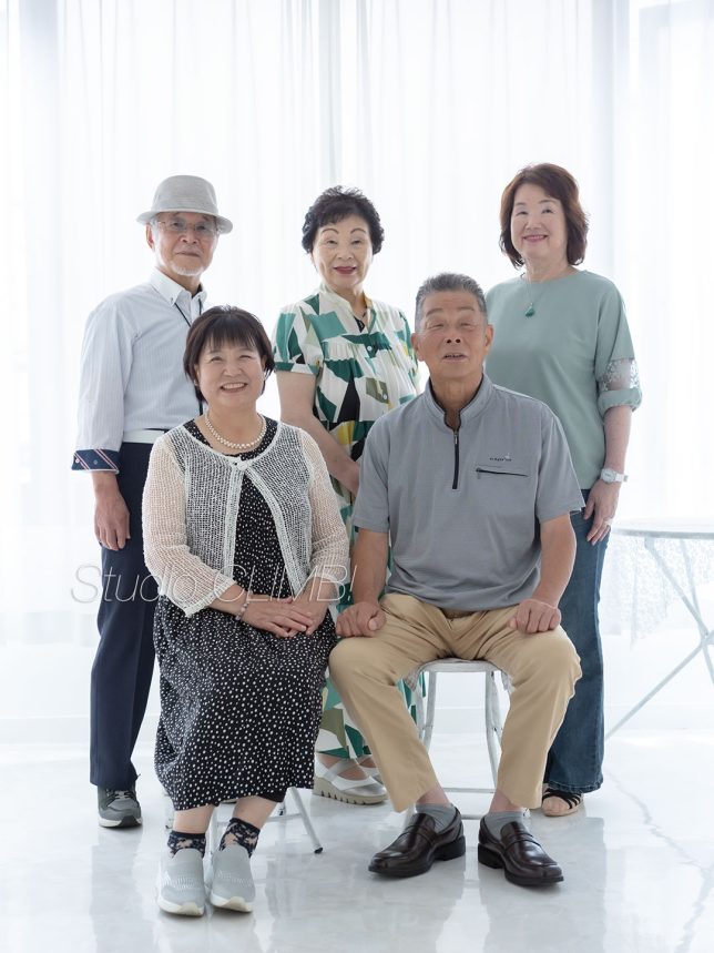 親戚で記念写真撮影