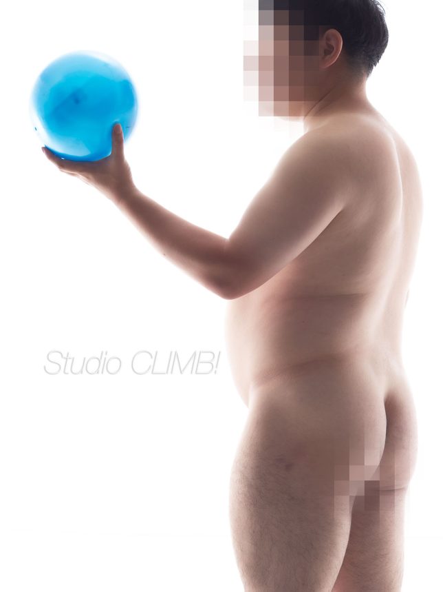 裸でボールを持つ男性