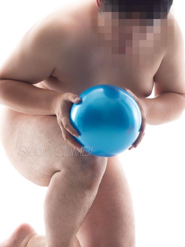 裸でボールを持つ男性