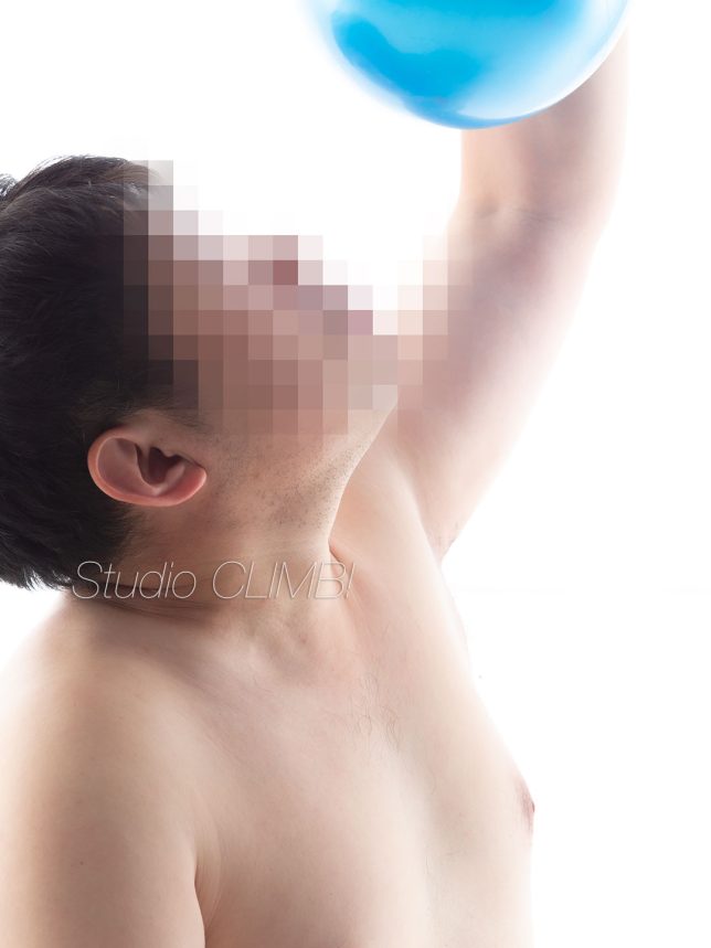 裸でボールを掲げる男性
