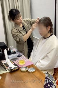撮影用のヘアメイク中