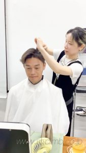 撮影前の男性ヘアメイク