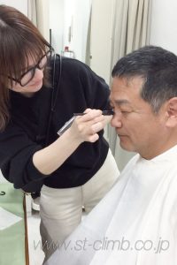 撮影用のヘアメイク中