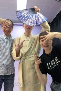 撮影後にスタッフと記念写真