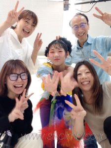 撮影が終わりスタッフと記念写真