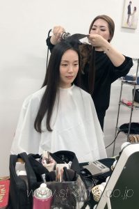 撮影用ヘアメイク中