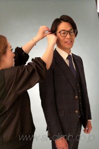 撮影中のヘアメイク手直し