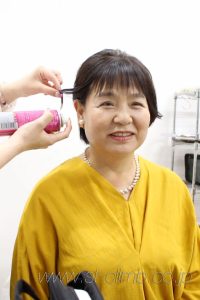 撮影用ヘアメイク中
