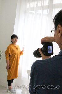 窓際で遺影写真の撮影