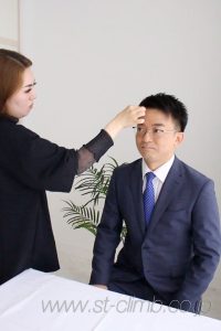 撮影中のヘアメイク手直し
