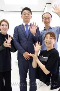 スタッフと記念写真の撮影