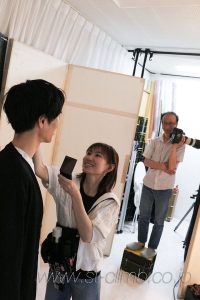 撮影中にヘアメイクの手直し