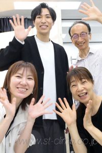撮影スタッフと記念写真