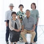 親戚で記念写真撮影