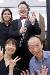 撮影後にスタッフと集合写真