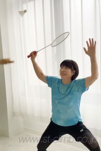 バドミントンのユニフォームで撮影