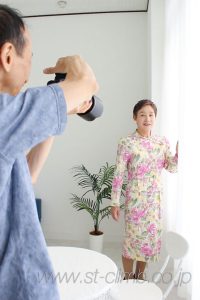 窓際で撮影する遺影写真