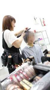 撮影前のヘアメイク