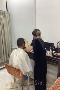 撮影前のヘアメイク