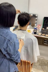撮影前のヘアメイク
