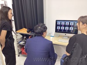 撮影前のネクタイ選び