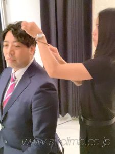 撮影中のヘアスタイル手直し