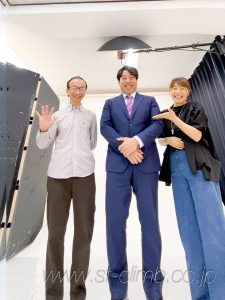 撮影後スタッフと記念写真