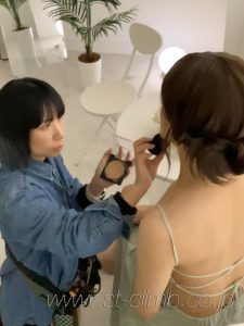 撮影中のメイク手直し