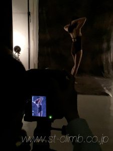 暗い背景でダークに撮影