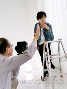 撮影中のポージング指導