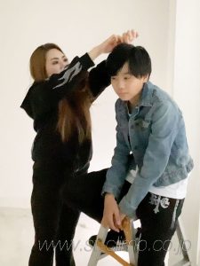 撮影中のヘアメイクお直し