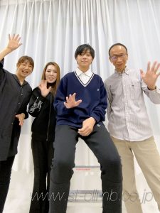 撮影後スタッフと記念写真