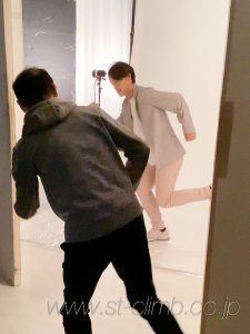 目立つポーズで撮影