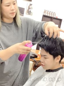 撮影前のヘアメイク