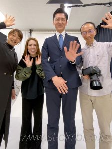 撮影後にスタッフと記念写真